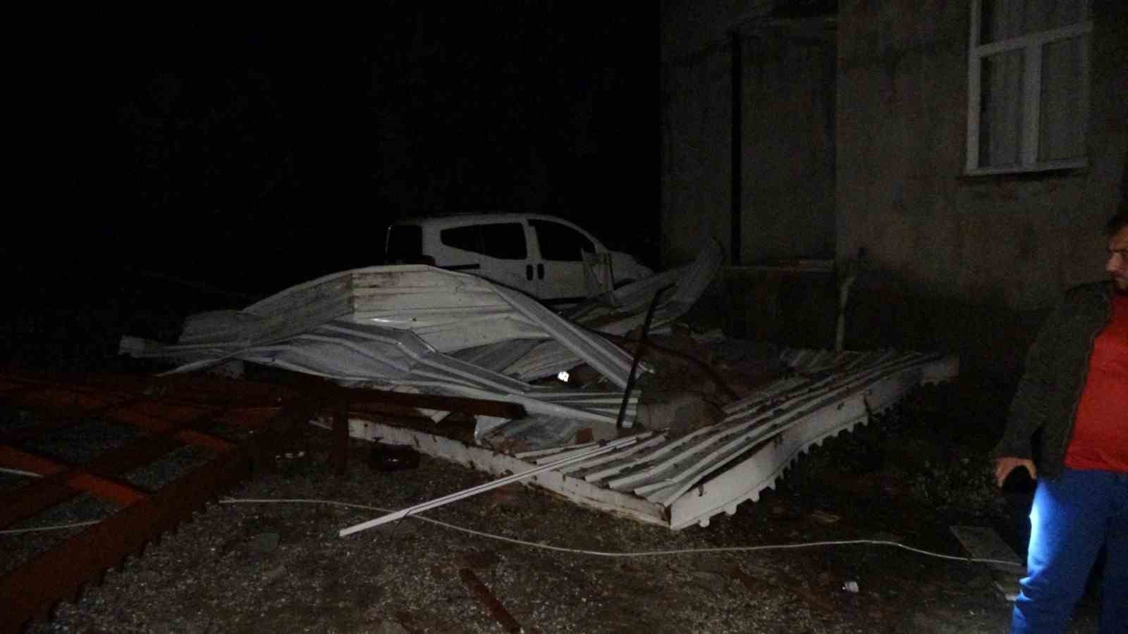 Antalya’da hortum dehşeti: Evlerin çatısı uçtu, ağaçları kökünden söktü, otomobil ters döndü
