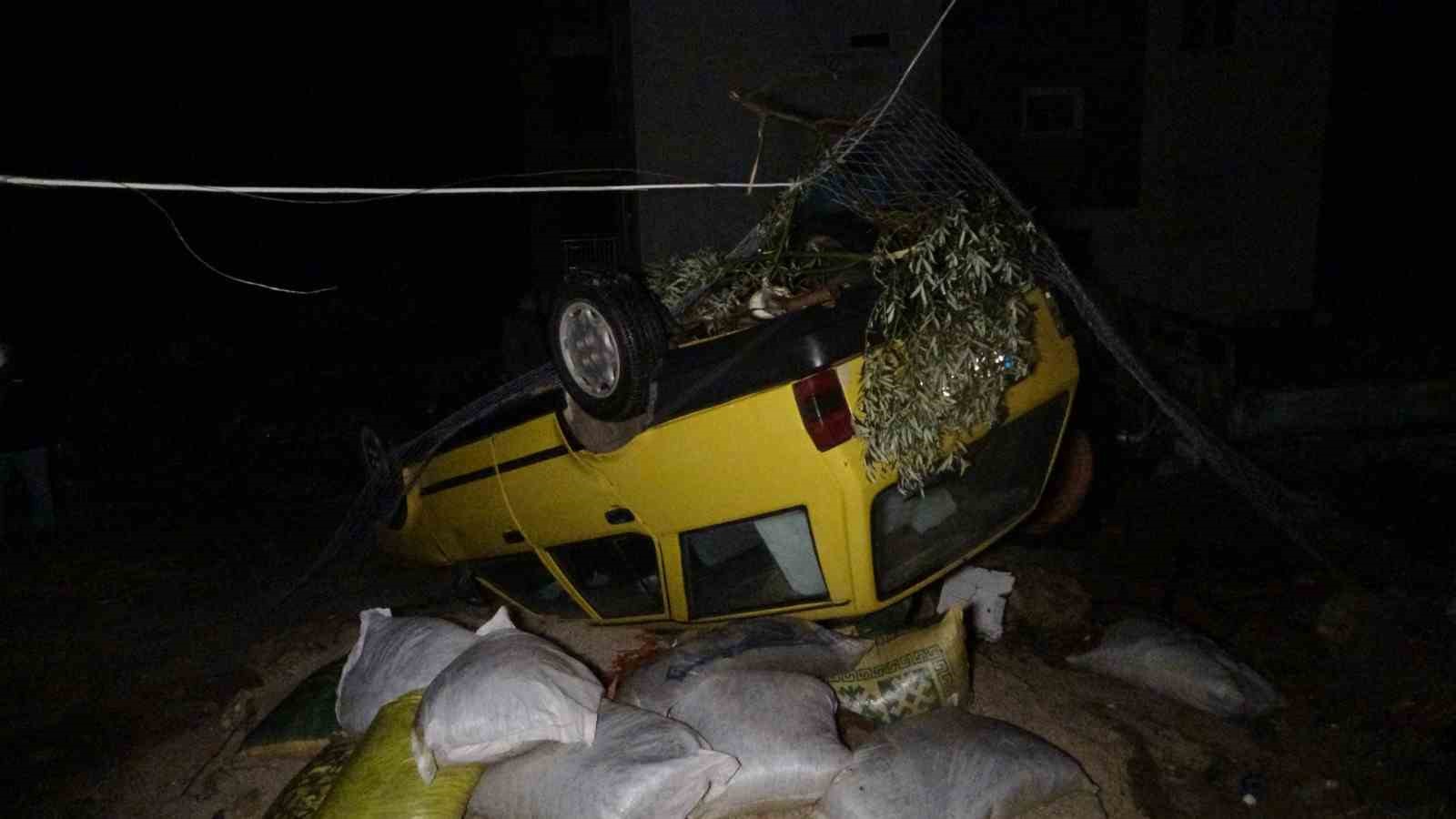 Antalya’da hortum dehşeti: Evlerin çatısı uçtu, ağaçları kökünden söktü, otomobil ters döndü
