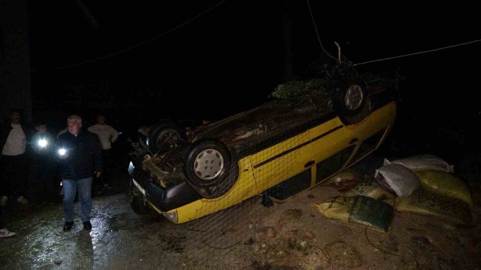 Antalya’da hortum dehşeti: Evlerin çatısı uçtu, ağaçları kökünden söktü, otomobil ters döndü
