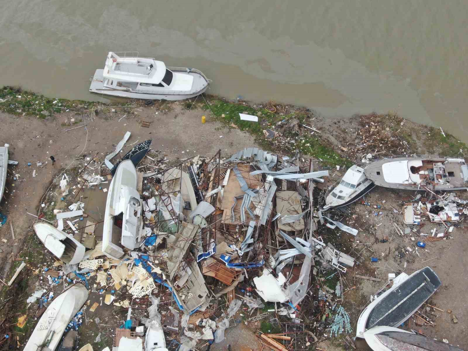 Antalya’da hortumun vurduğu tekneler vinçlerle kurtarılıyor
Antalya’da hortumun vurduğu tekneler vinçlerle kurtarılıyor