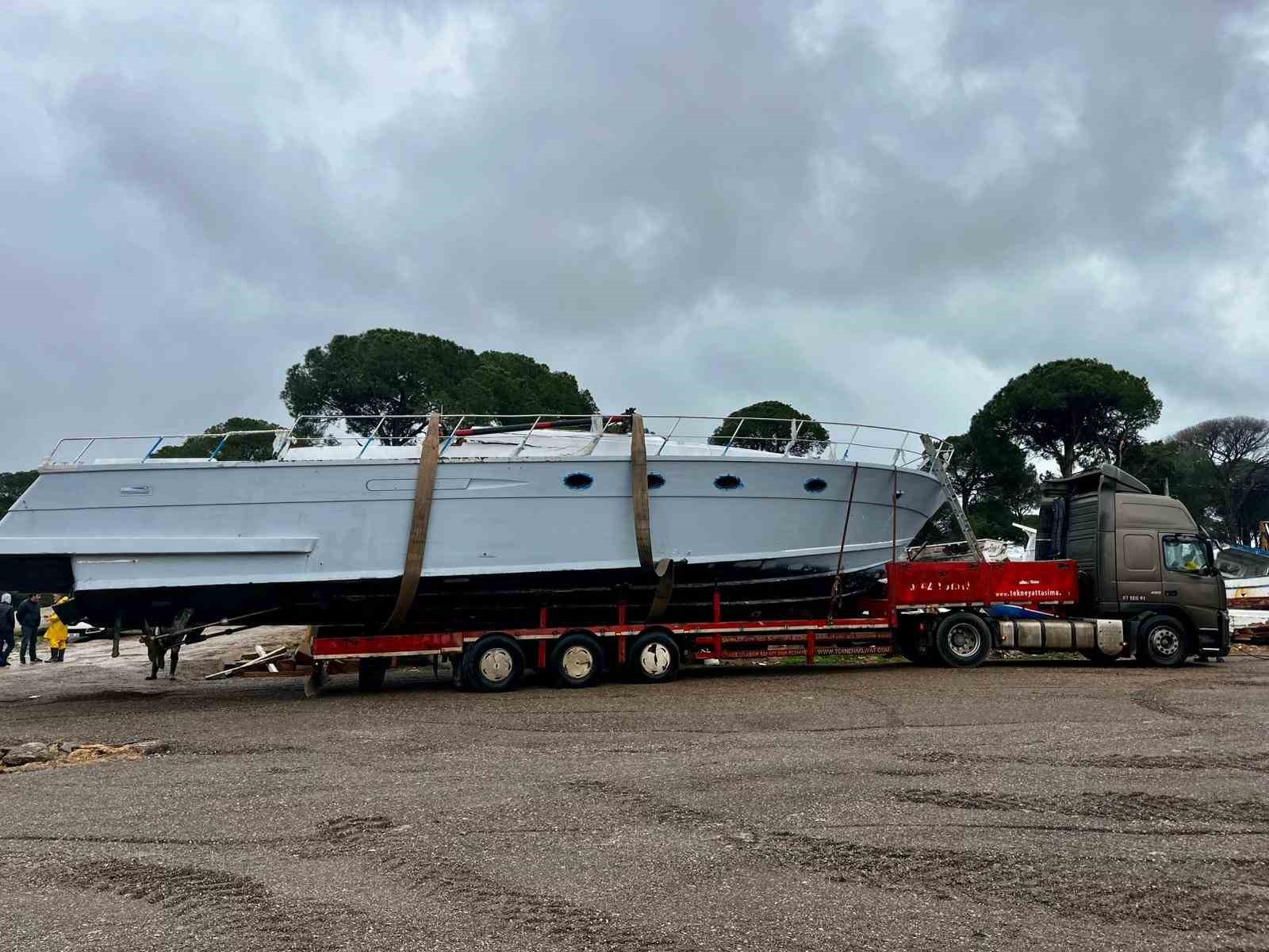 Antalya’da hortumun vurduğu tekneler vinçlerle kurtarılıyor
Antalya’da hortumun vurduğu tekneler vinçlerle kurtarılıyor