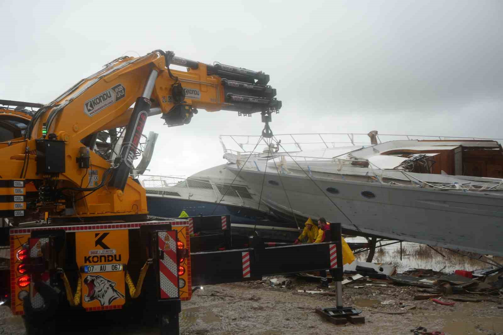 Antalya’da hortumun vurduğu tekneler vinçlerle kurtarılıyor
Antalya’da hortumun vurduğu tekneler vinçlerle kurtarılıyor