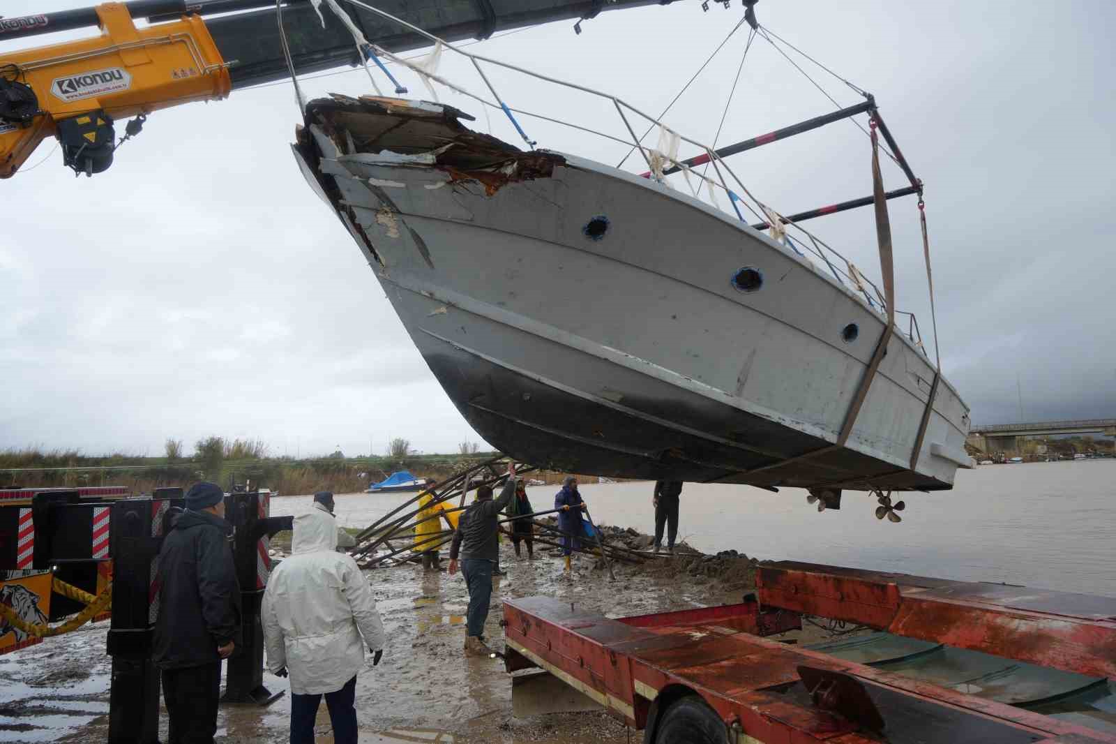Antalya’da hortumun vurduğu tekneler vinçlerle kurtarılıyor
Antalya’da hortumun vurduğu tekneler vinçlerle kurtarılıyor