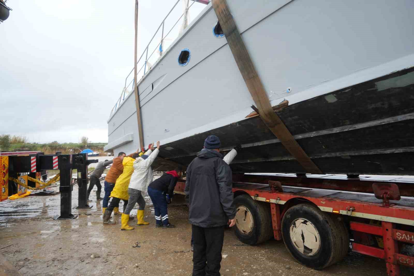 Antalya’da hortumun vurduğu tekneler vinçlerle kurtarılıyor
Antalya’da hortumun vurduğu tekneler vinçlerle kurtarılıyor