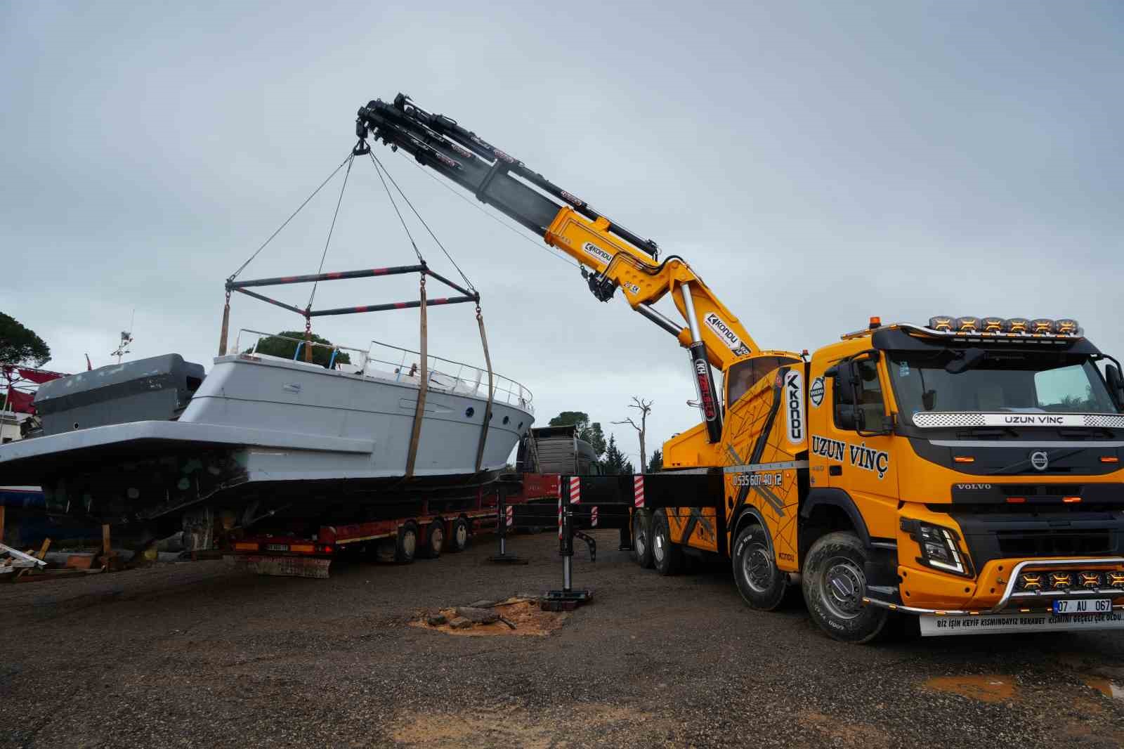 Antalya’da hortumun vurduğu tekneler vinçlerle kurtarılıyor
Antalya’da hortumun vurduğu tekneler vinçlerle kurtarılıyor