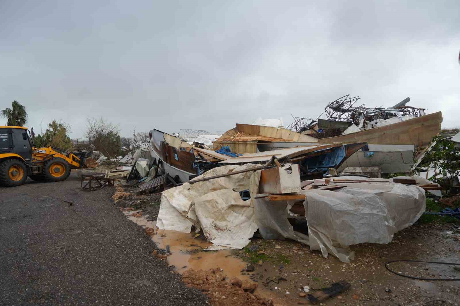 Antalya’da hortumun vurduğu tekneler vinçlerle kurtarılıyor
Antalya’da hortumun vurduğu tekneler vinçlerle kurtarılıyor