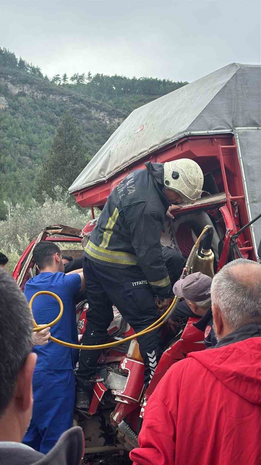 Antalya’da iki kamyon çarpıştı, sıkışan sürücüyü itfaiye kurtardı
