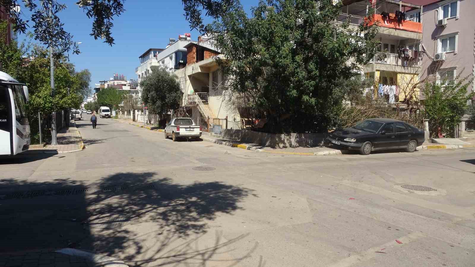 Antalya’da iki motosikletlinin yola savrulduğu kaza kameraya yansıdı, mahalleli kasis istedi
