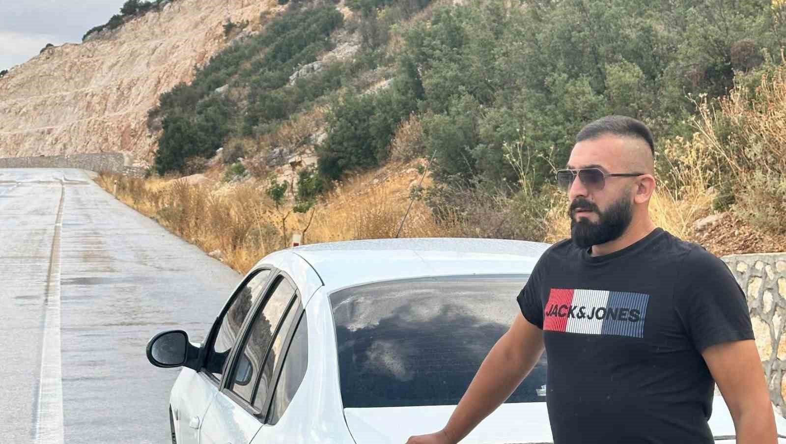 Antalya’da iki otomobilin kafa kafaya çarpıştığı kaza kamerada: 1 ölü
