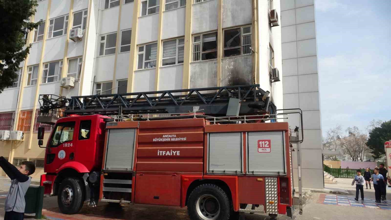 Antalya’da ilkokulda yangın çıktı: Öğrenciler tahliye edildi
