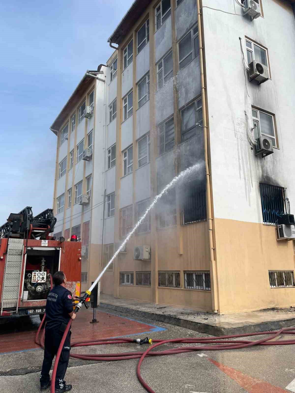 Antalya’da ilkokulda yangın çıktı: Öğrenciler tahliye edildi
