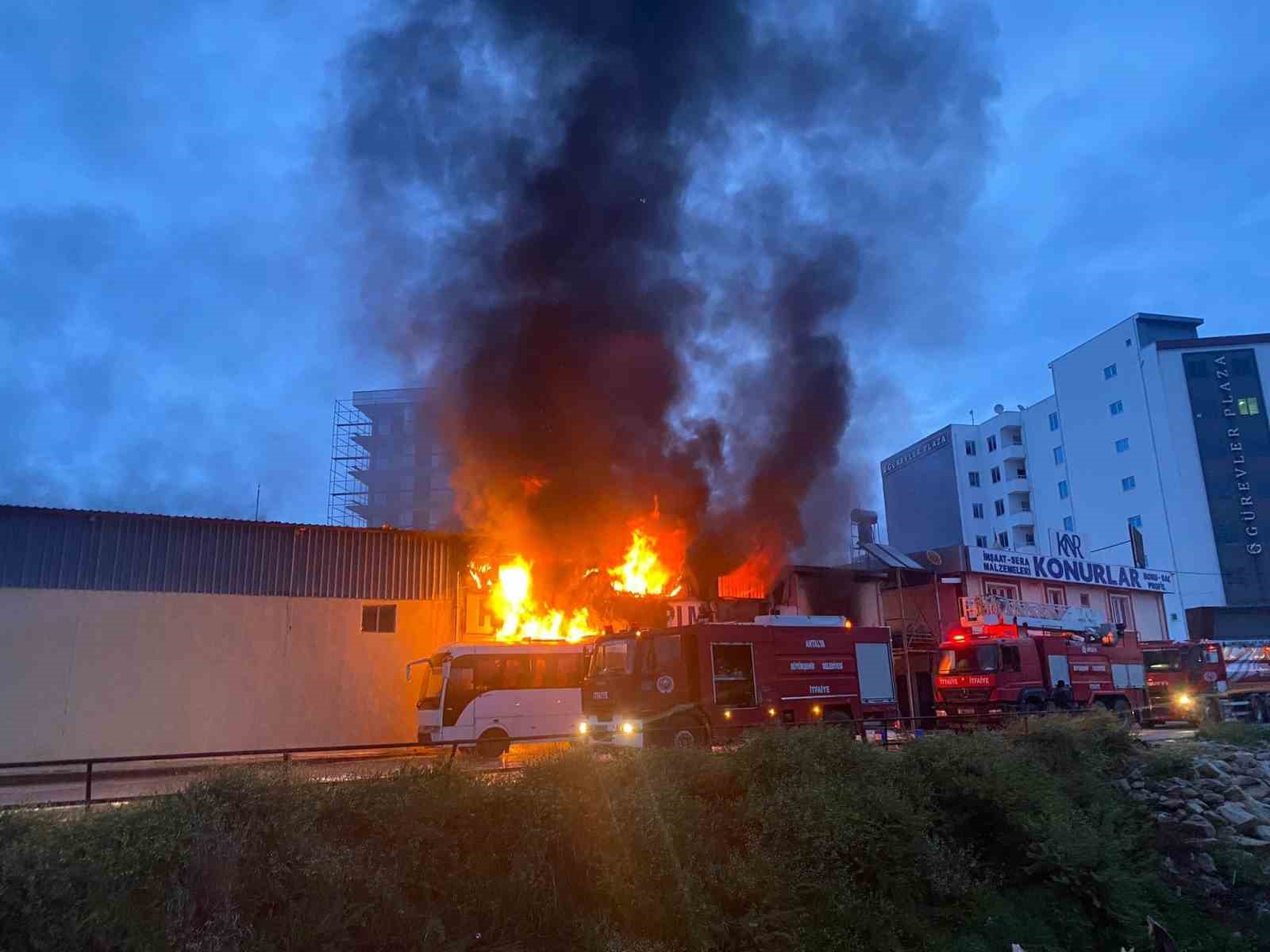 Antalya’da inşaat malzemeleri deposunda yangın
