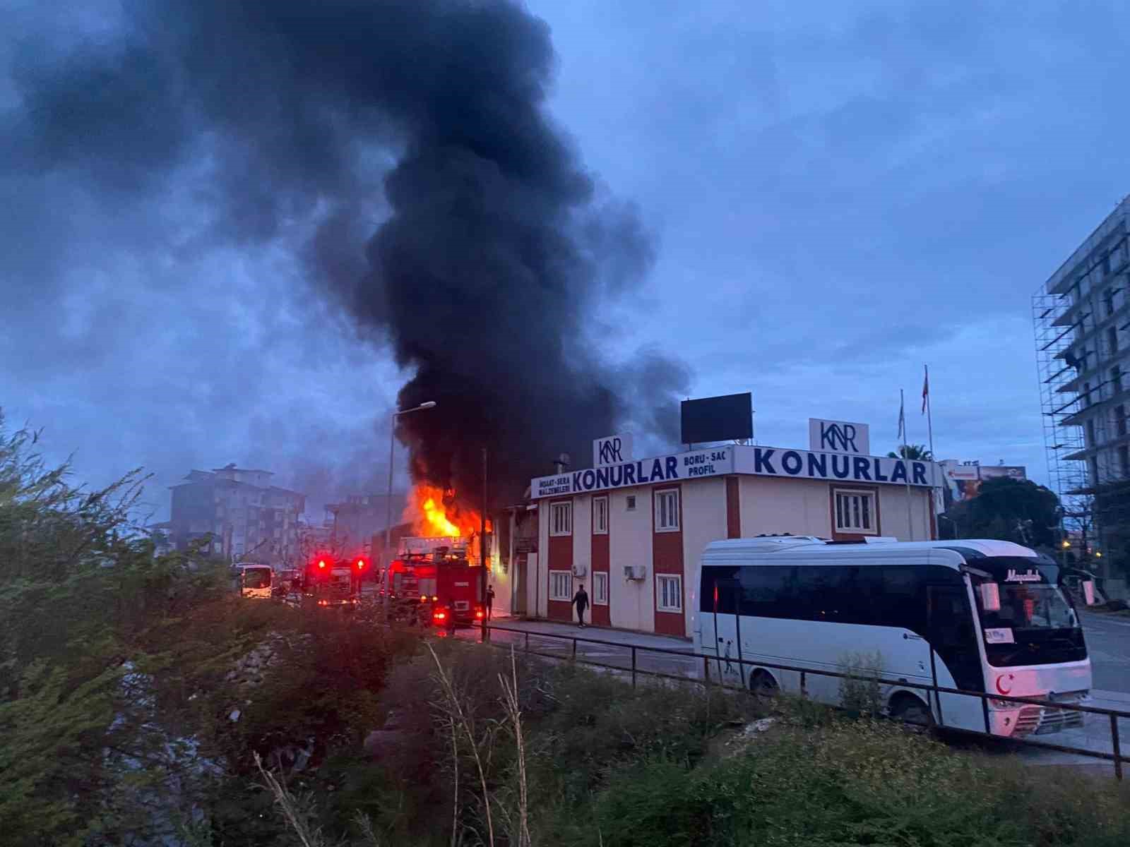 Antalya’da inşaat malzemeleri deposunda yangın
