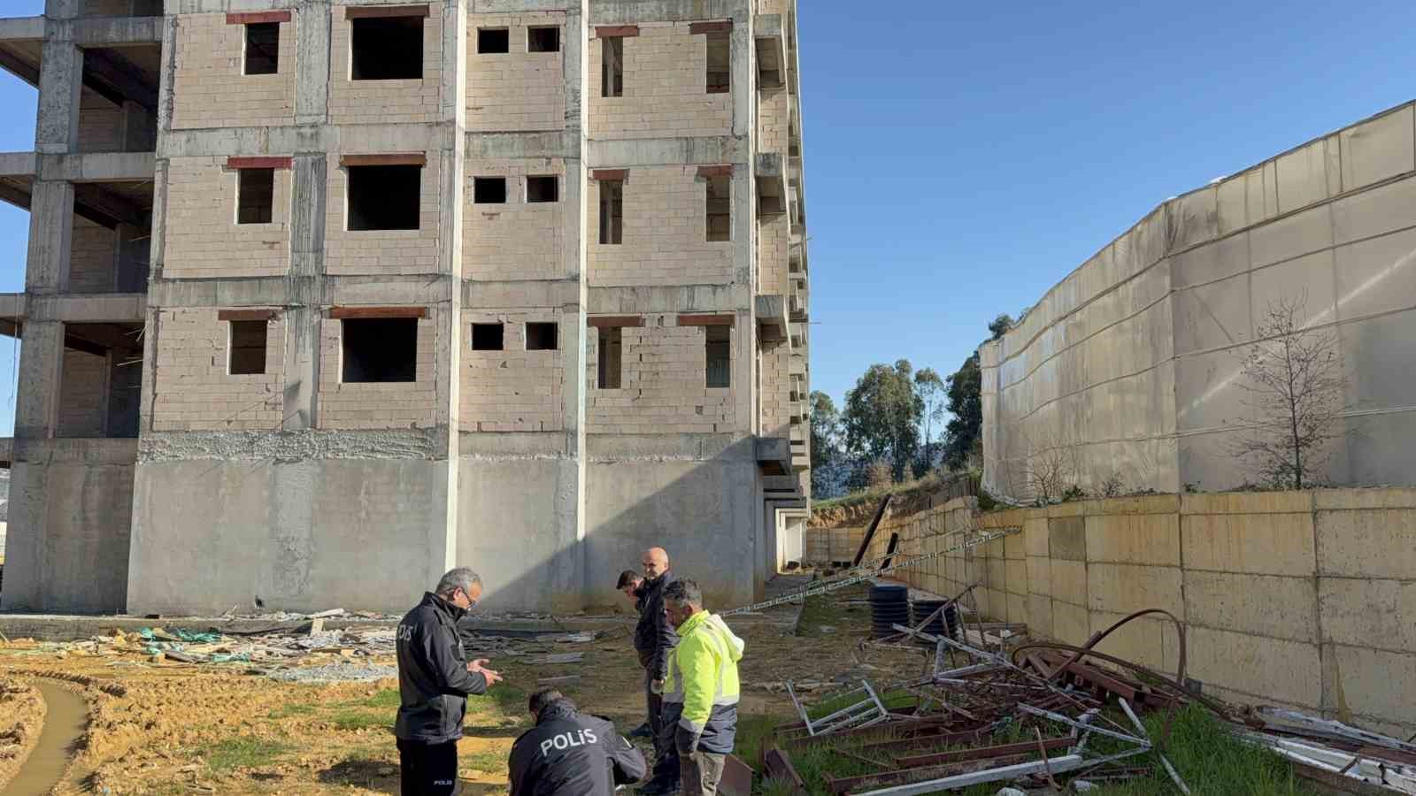 Antalya’da inşaattın 5’nci katından düşen işçi yaralandı
