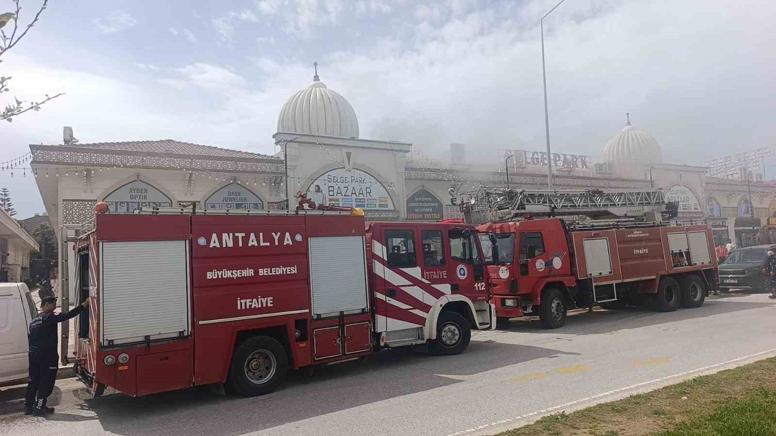 Antalya’da iş merkezinde yangın paniği
