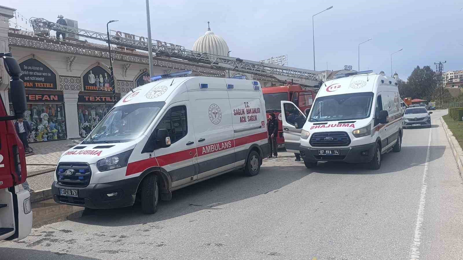 Antalya’da iş merkezinde yangın paniği
