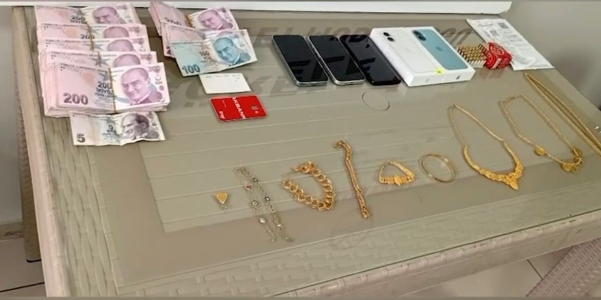 Antalya’da "istihbaratçı" yalanıyla 3,5 milyonluk vurgun yaptılar
Antalya’da "istihbaratçı" yalanıyla 3,5 milyonluk vurgun yaptılar