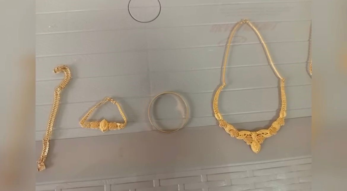 Antalya’da "istihbaratçı" yalanıyla 3,5 milyonluk vurgun yaptılar
Antalya’da "istihbaratçı" yalanıyla 3,5 milyonluk vurgun yaptılar