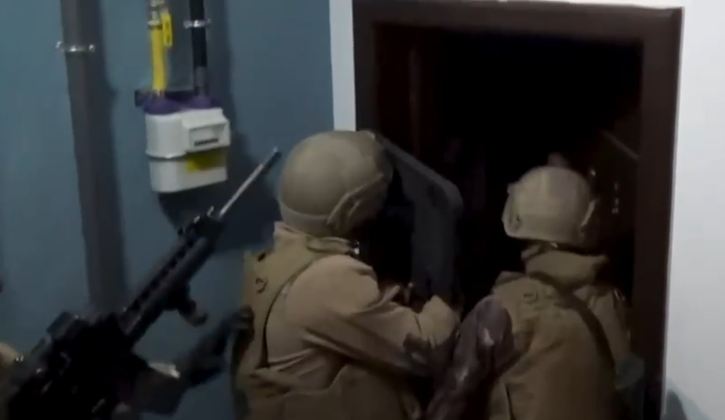 Antalya’da "istihbaratçı" yalanıyla 3,5 milyonluk vurgun yaptılar
Antalya’da "istihbaratçı" yalanıyla 3,5 milyonluk vurgun yaptılar