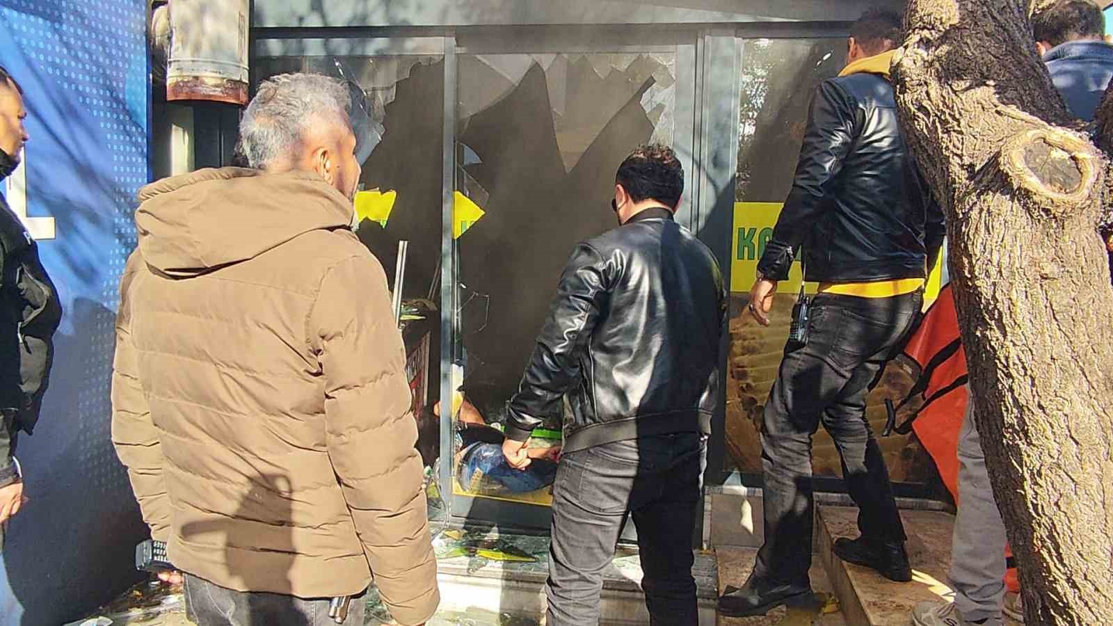 Antalya’da işyerini kendini kilitleyip yangın çıkaran pideci, camları kırıp içeriye giren itfaiye ekiplerince baygın bulundu
