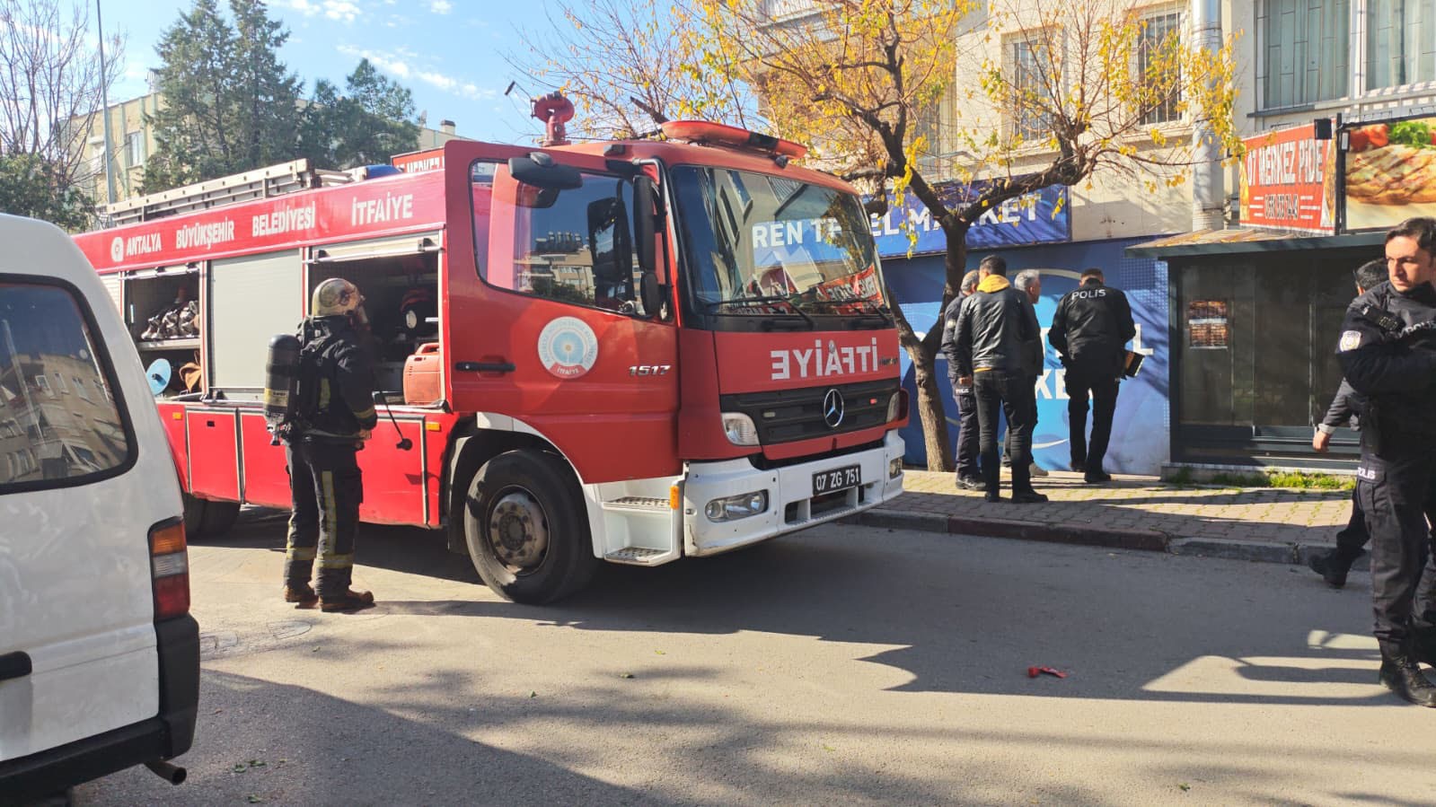 Antalya’da işyerini kendini kilitleyip yangın çıkaran pideci, camları kırıp içeriye giren itfaiye ekiplerince baygın bulundu
