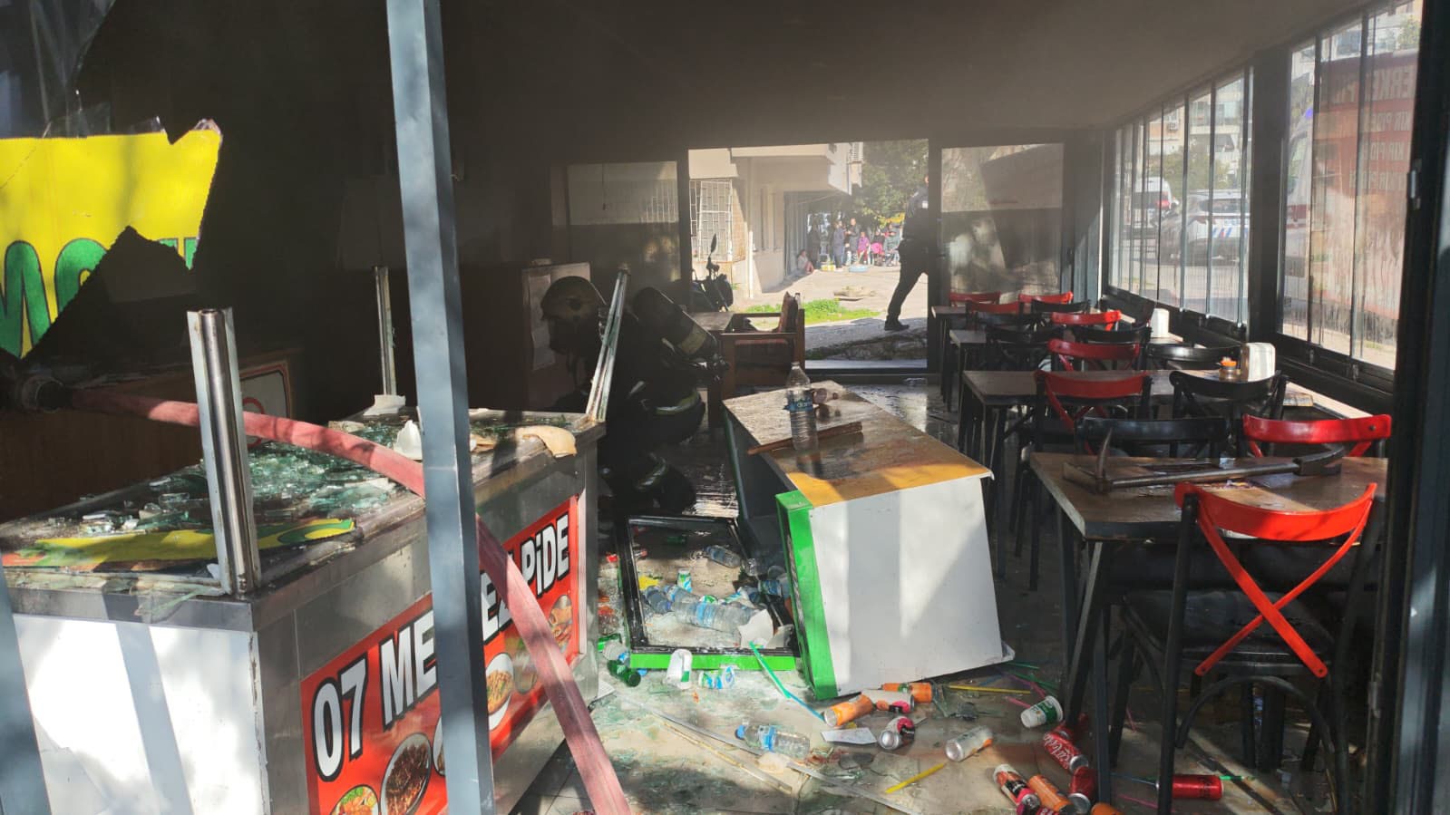 Antalya’da işyerini kendini kilitleyip yangın çıkaran pideci, camları kırıp içeriye giren itfaiye ekiplerince baygın bulundu
