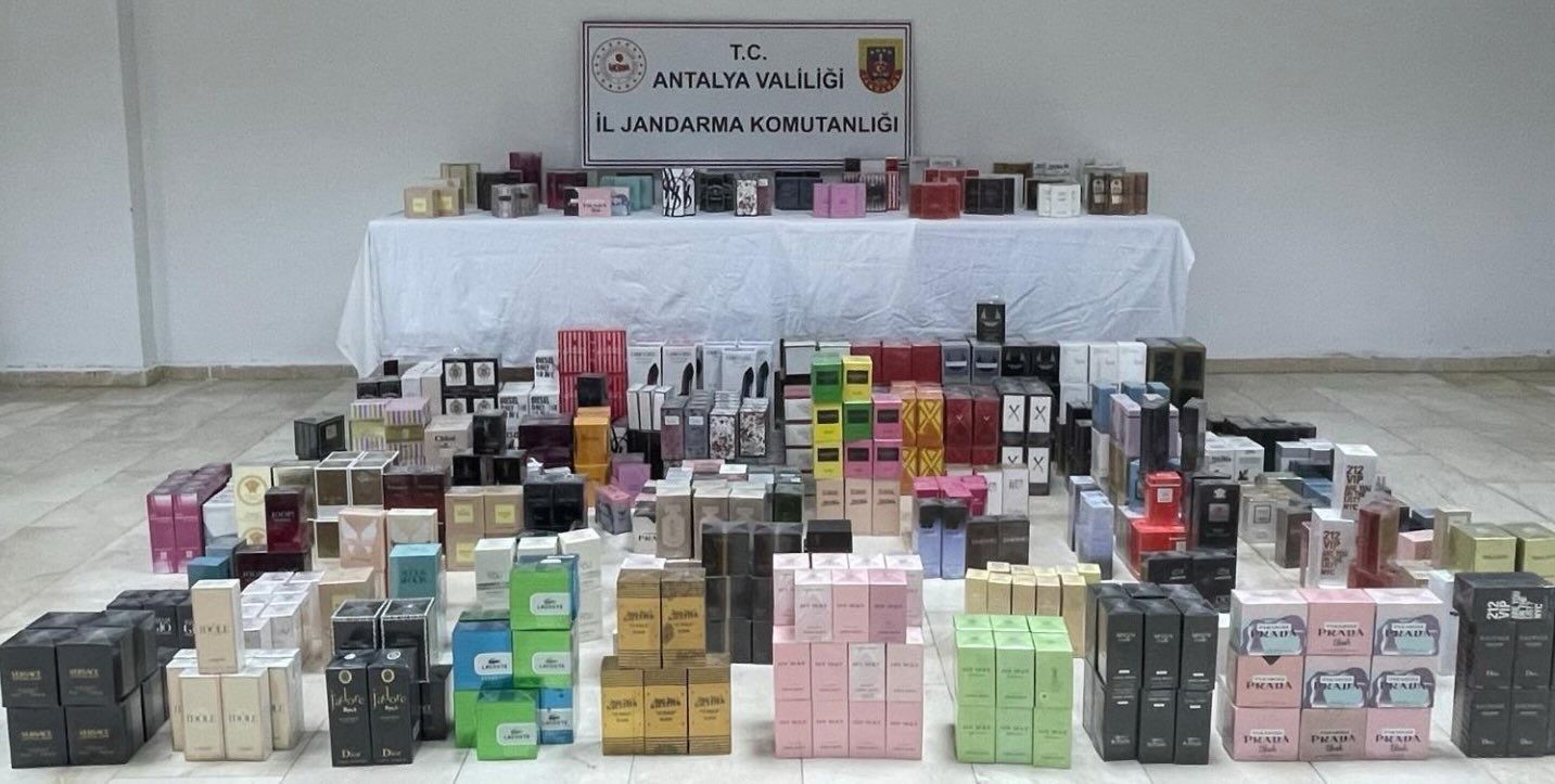 Antalya’da jandarmadan kaçak parfüm operasyonu
