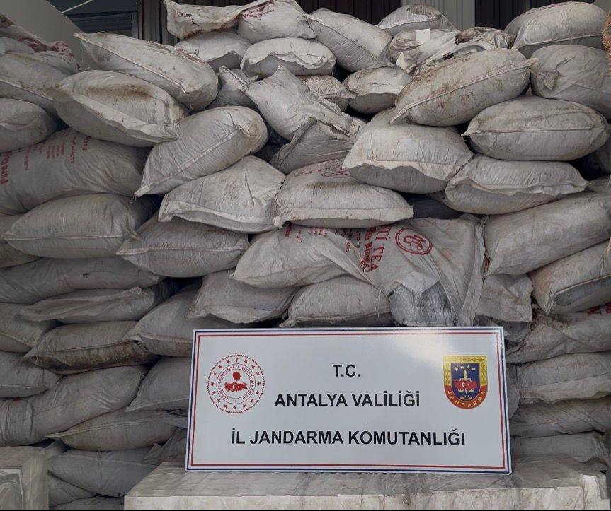 Antalya’da kaçak kozmetik üretimi yapılan depoya baskın: 65 milyon liralık sahte ürün ele geçirildi
