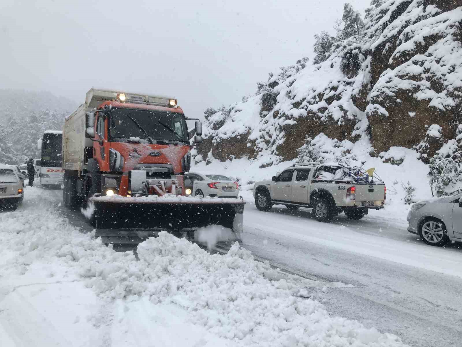Antalya’da kar yağışı başladı, Alacabel beyaza büründü
