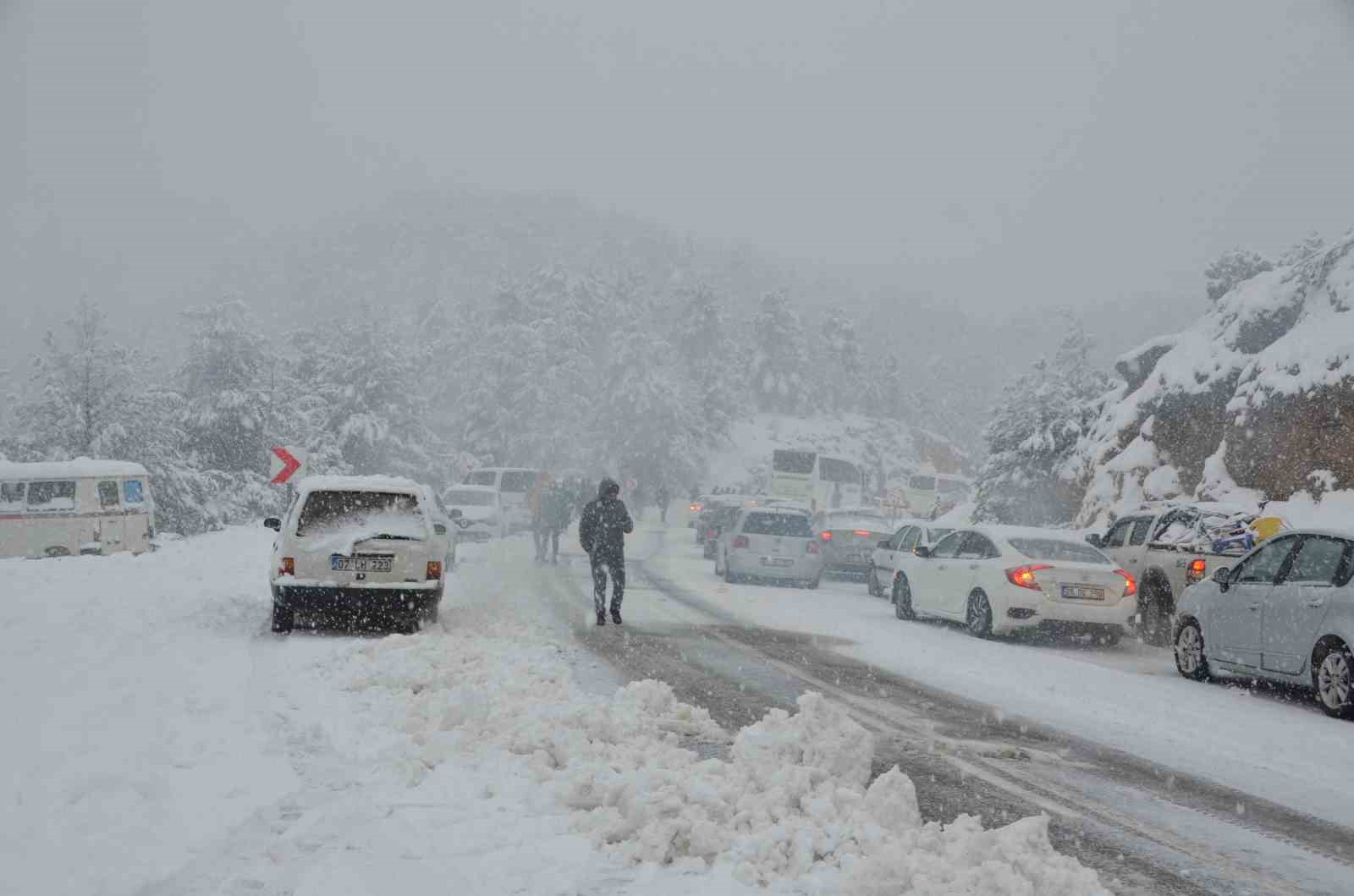 Antalya’da kar yağışı başladı, Alacabel beyaza büründü
