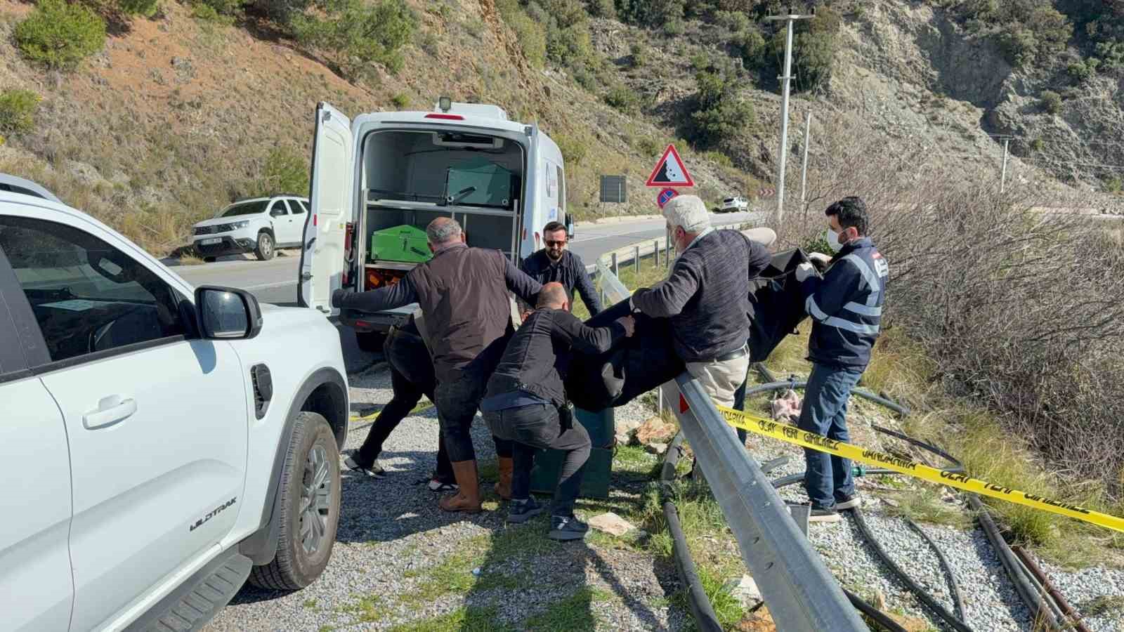 Antalya’da karayolu kenarında kadın cesedi bulundu
