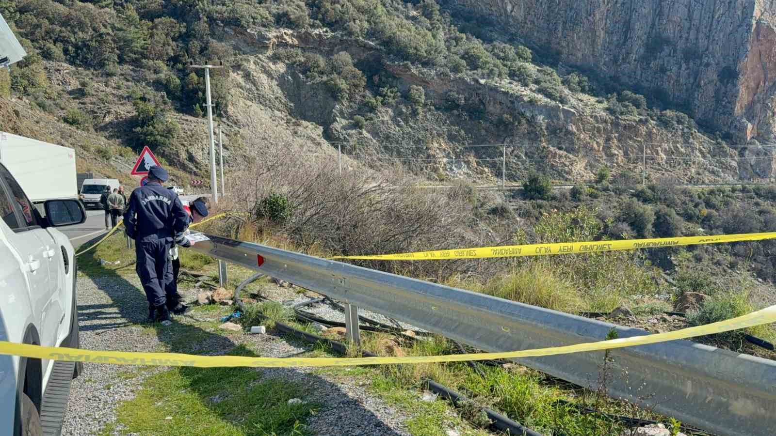 Antalya’da karayolu kenarında kadın cesedi bulundu
