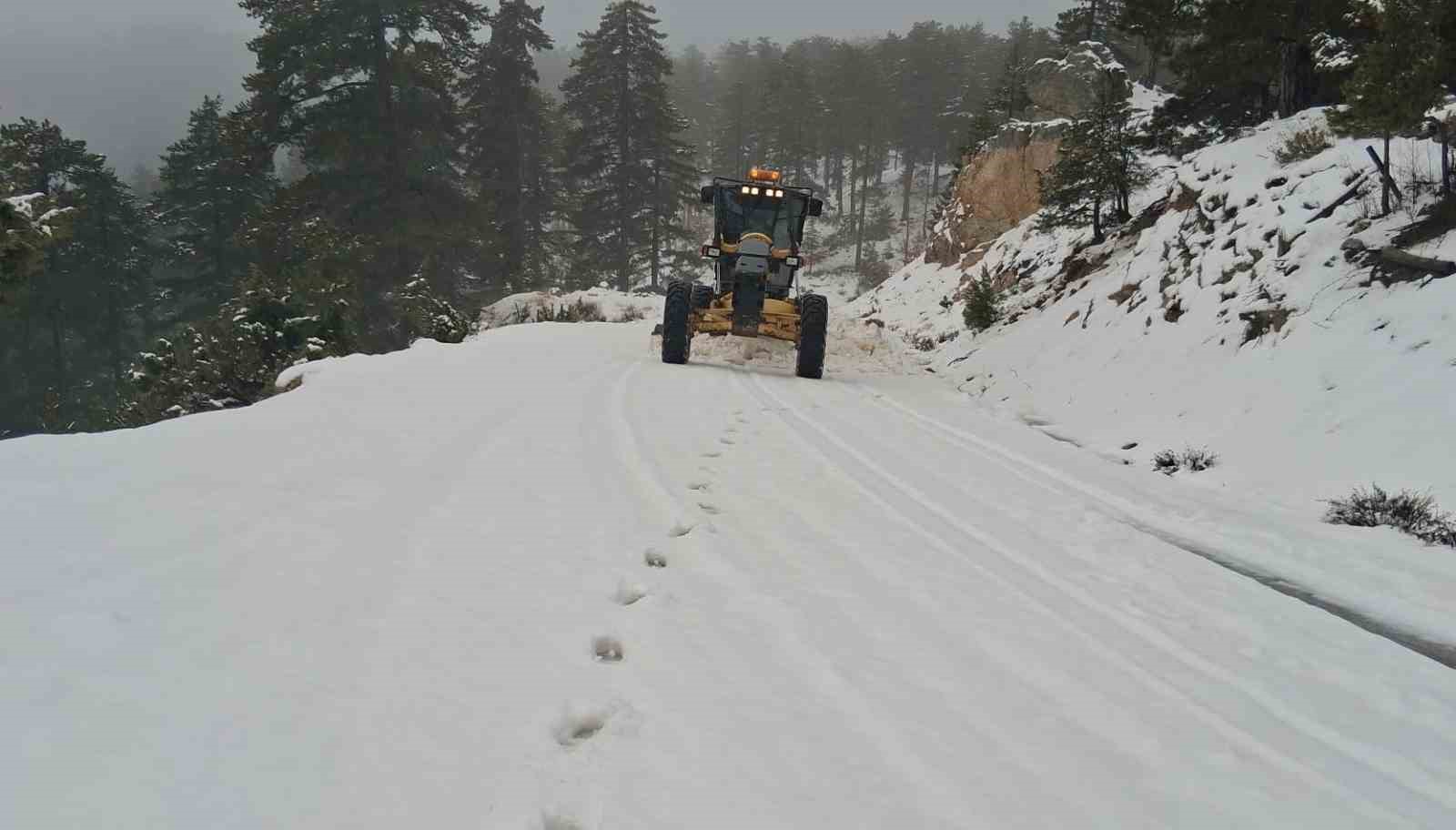 Antalya’da karla mücadele: Yüksek kesimlerde mahsur kalan araçlar kurtarıldı
