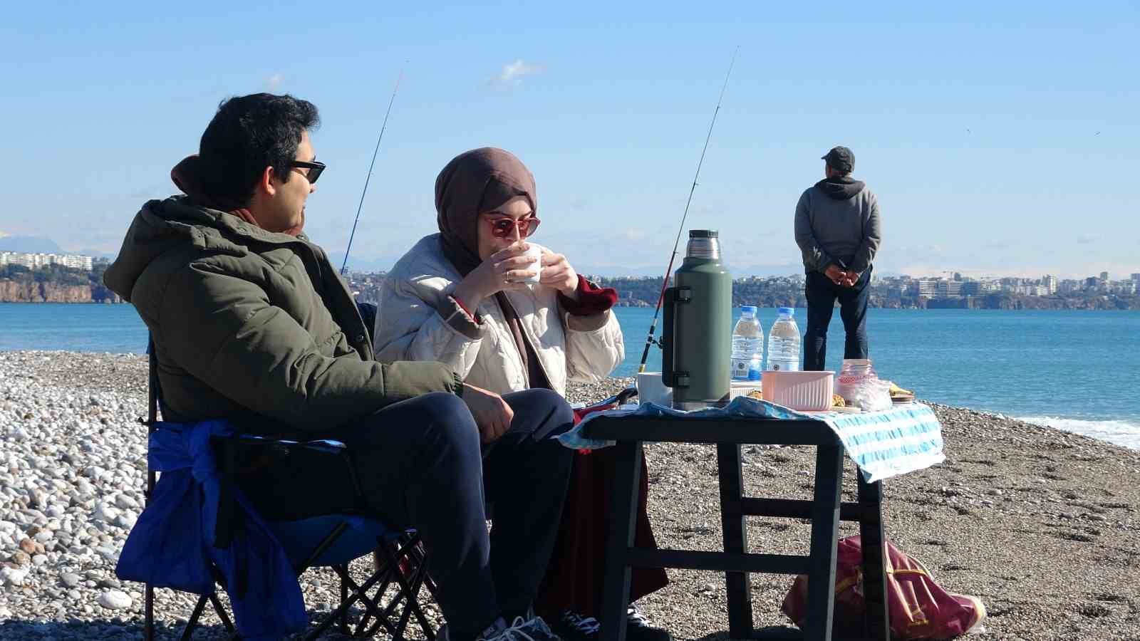 Antalya’da karlı dağların gölgesinde deniz keyfi
