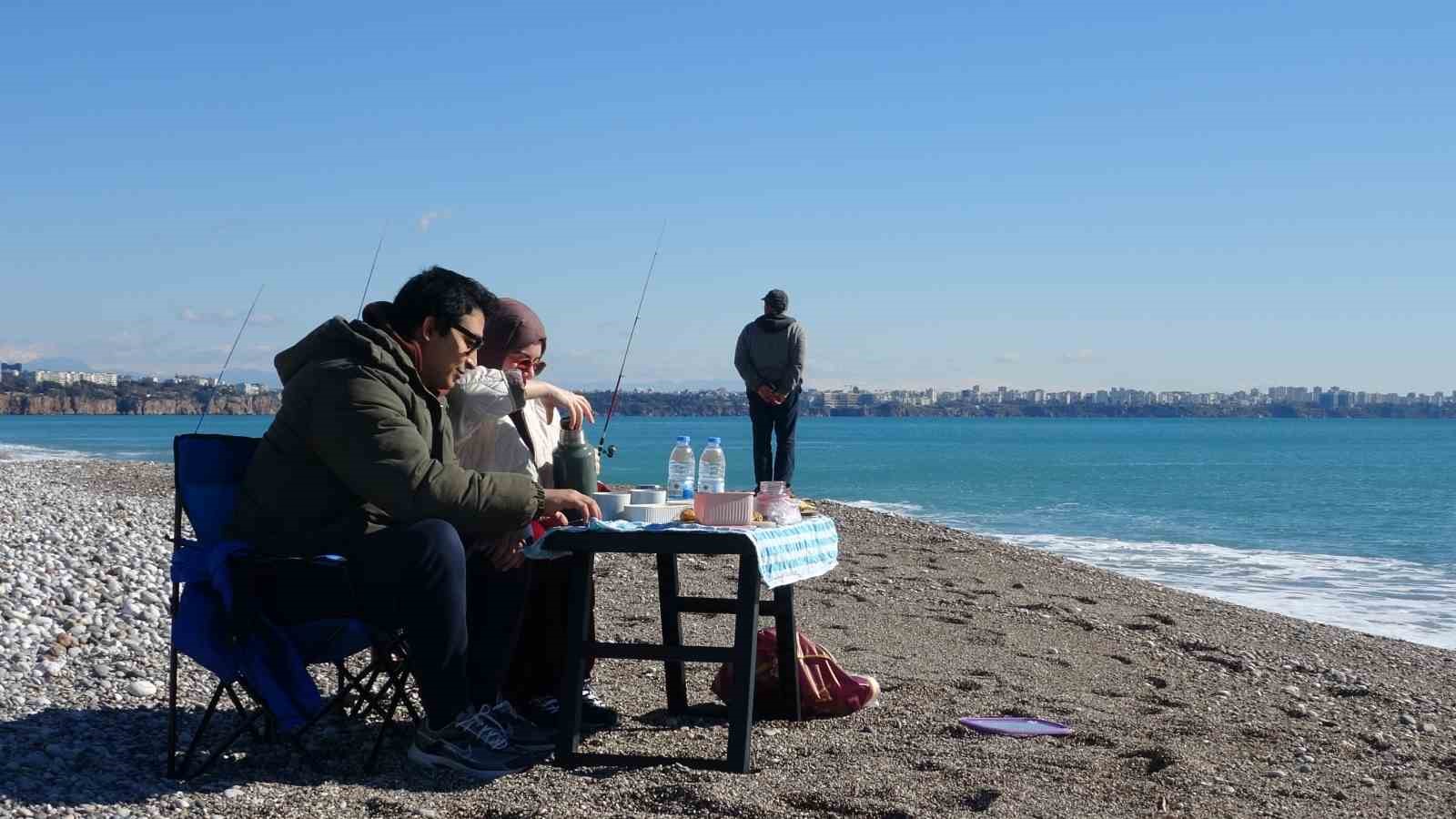 Antalya’da karlı dağların gölgesinde deniz keyfi
