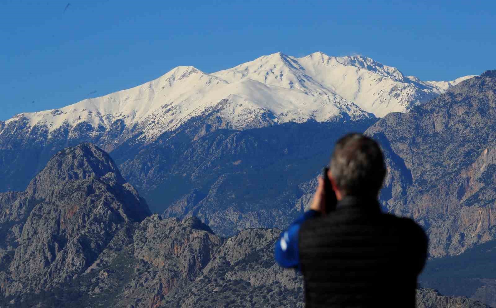 Antalya’da karlı dağların gölgesinde deniz keyfi
