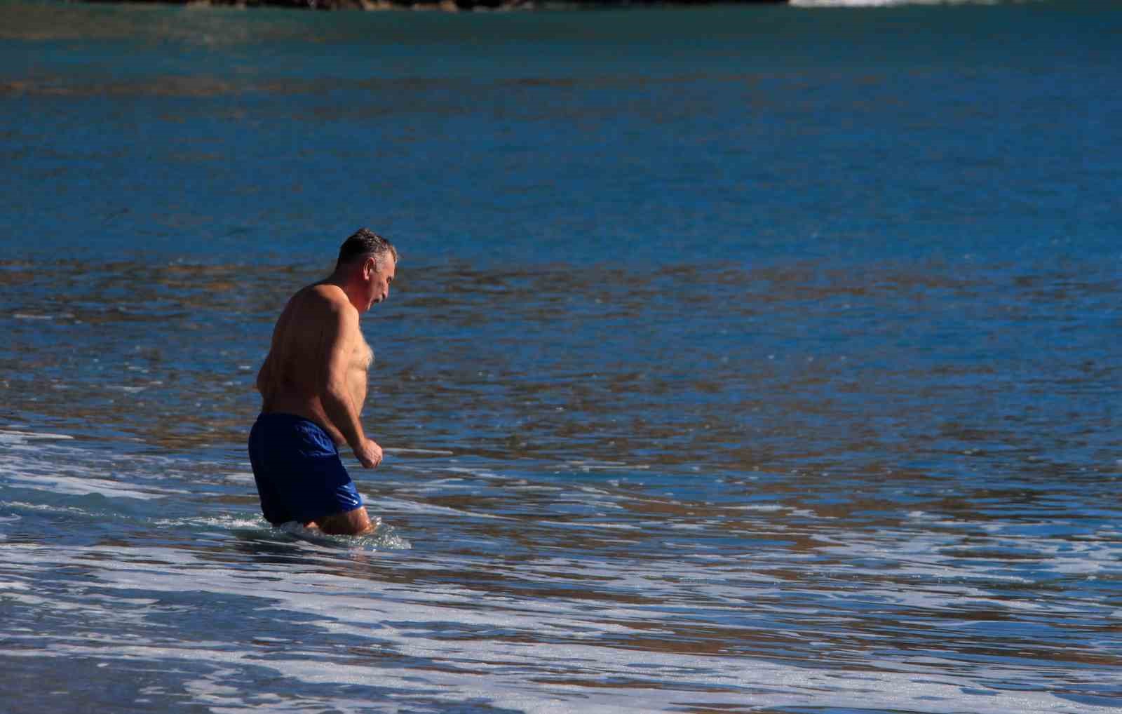 Antalya’da karlı dağların gölgesinde deniz keyfi
