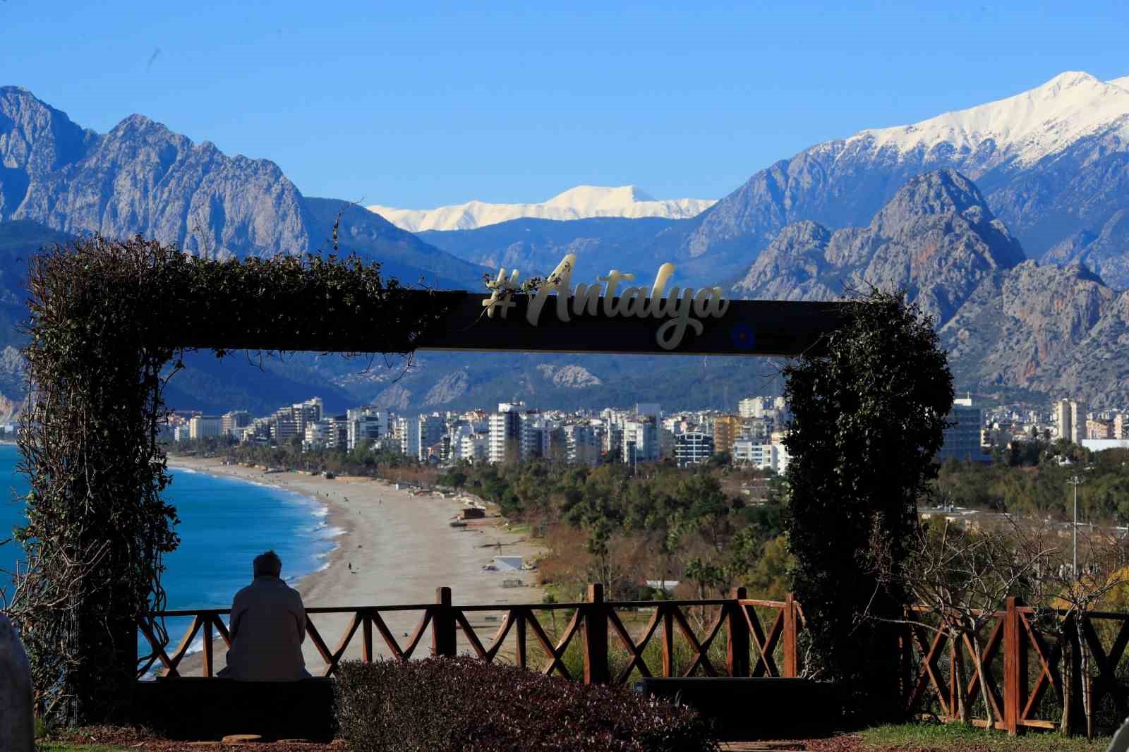 Antalya’da karlı dağların gölgesinde deniz keyfi
