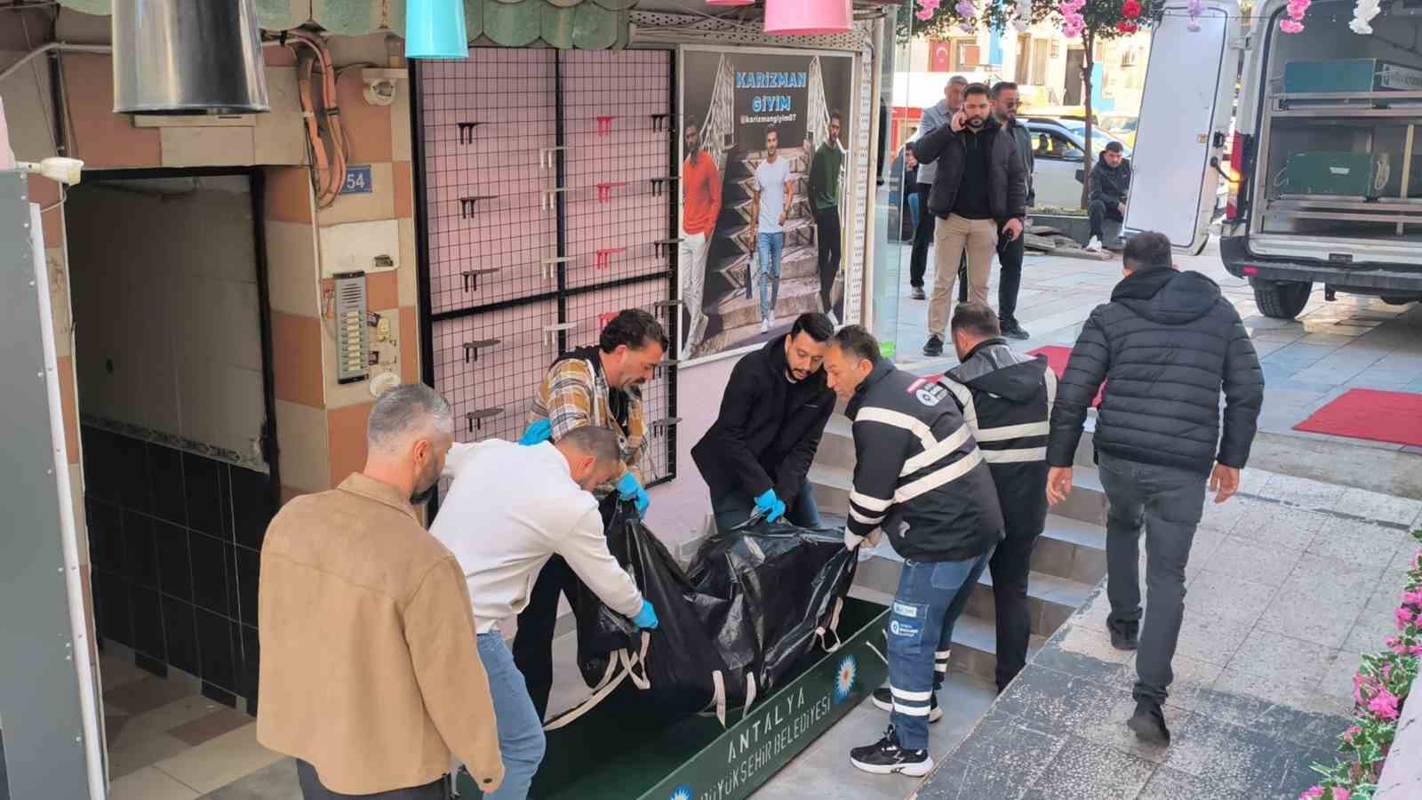 Antalya’da katil zanlısı saklandığı adreste yakalandı
