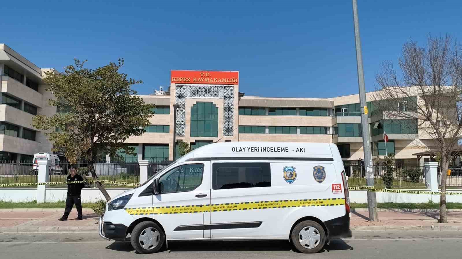 Antalya’da Kaymakamlık binasında ateş açtı, kendisini odaya kilitledi
