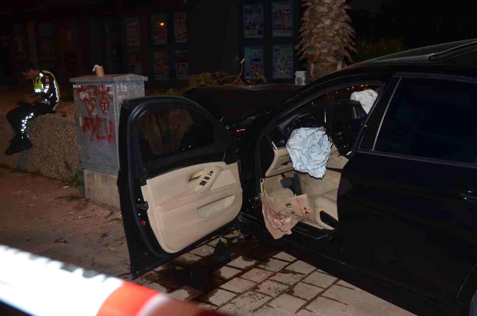 Antalya’da kontrolden çıkan lüks otomobil duvara çarptı: 1 ölü
