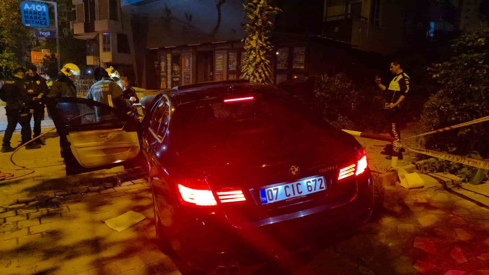 Antalya’da kontrolden çıkan lüks otomobil duvara çarptı: 1 ölü
