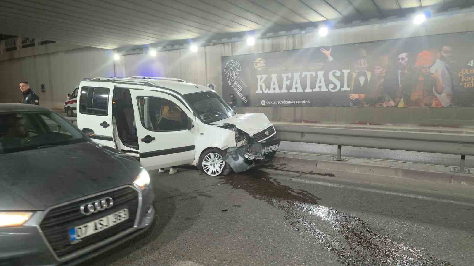 Antalya’da kontrolden çıkan otomobil bariyerlere çarptı: 3 yaralı
