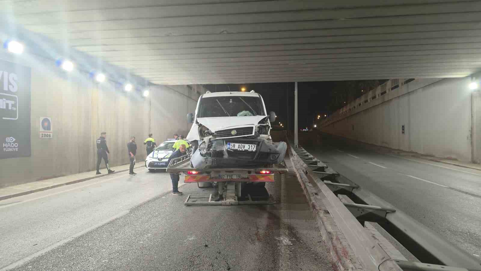 Antalya’da kontrolden çıkan otomobil bariyerlere çarptı: 3 yaralı
