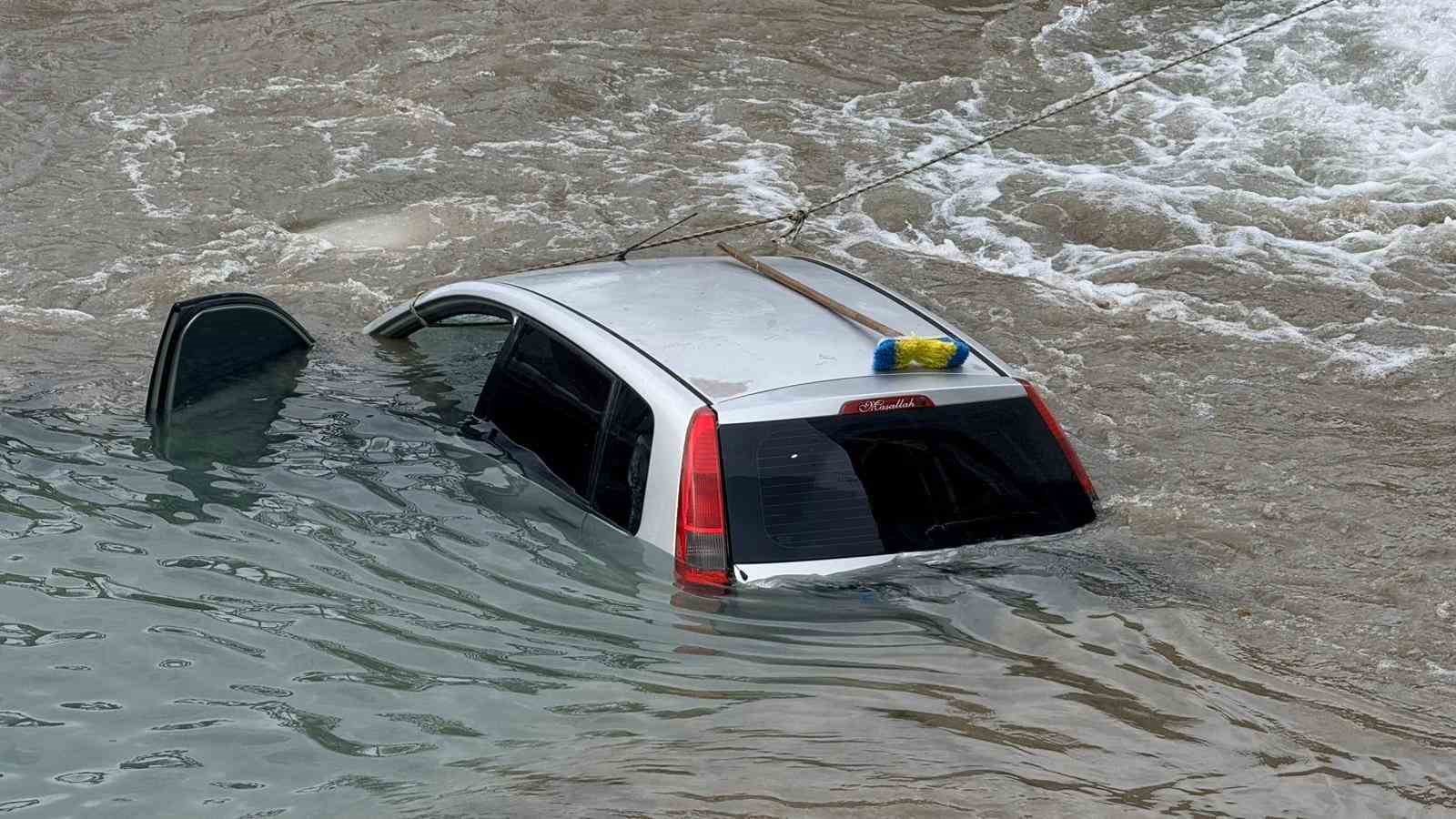 Antalya’da kontrolden çıkan otomobil ırmağa uçtu
