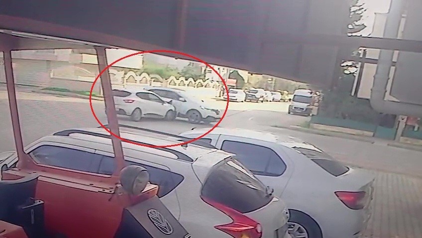 Antalya’da kontrolsüz kavşakta otomobiller çarpıştı: 2 yaralı
