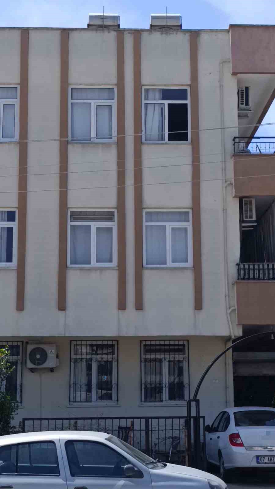 Antalya’da küçük çocuk ikinci kattan düştü, olayı kırıklarla atlattı
