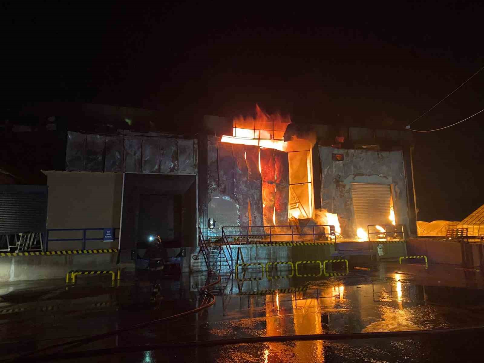 Antalya’da market deposu alev alev yandı, temel gıda alanı küle döndü
