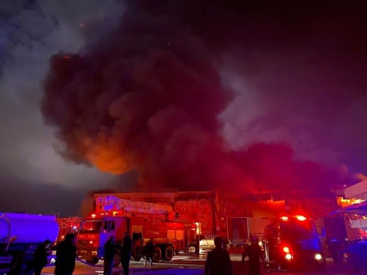 Antalya’da market deposu alev alev yandı, temel gıda alanı küle döndü
