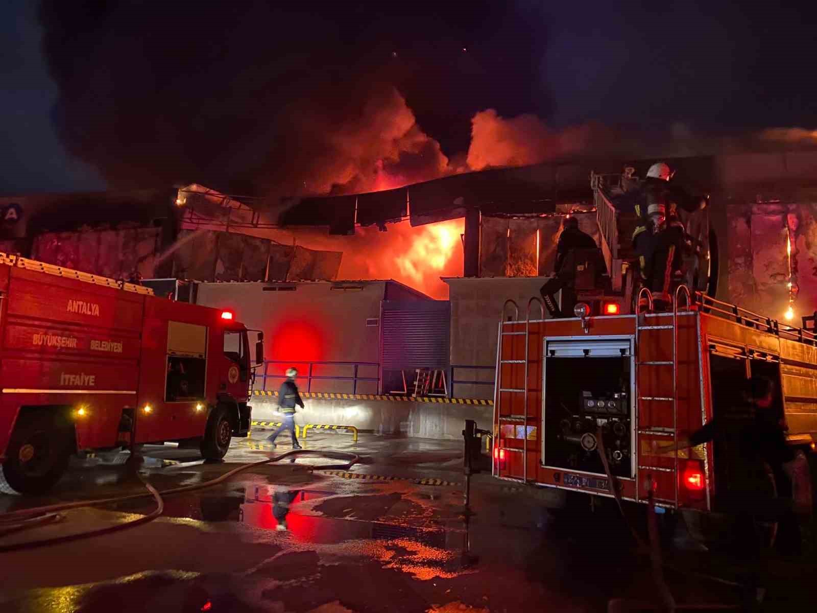 Antalya’da market deposu alev alev yandı, temel gıda alanı küle döndü
